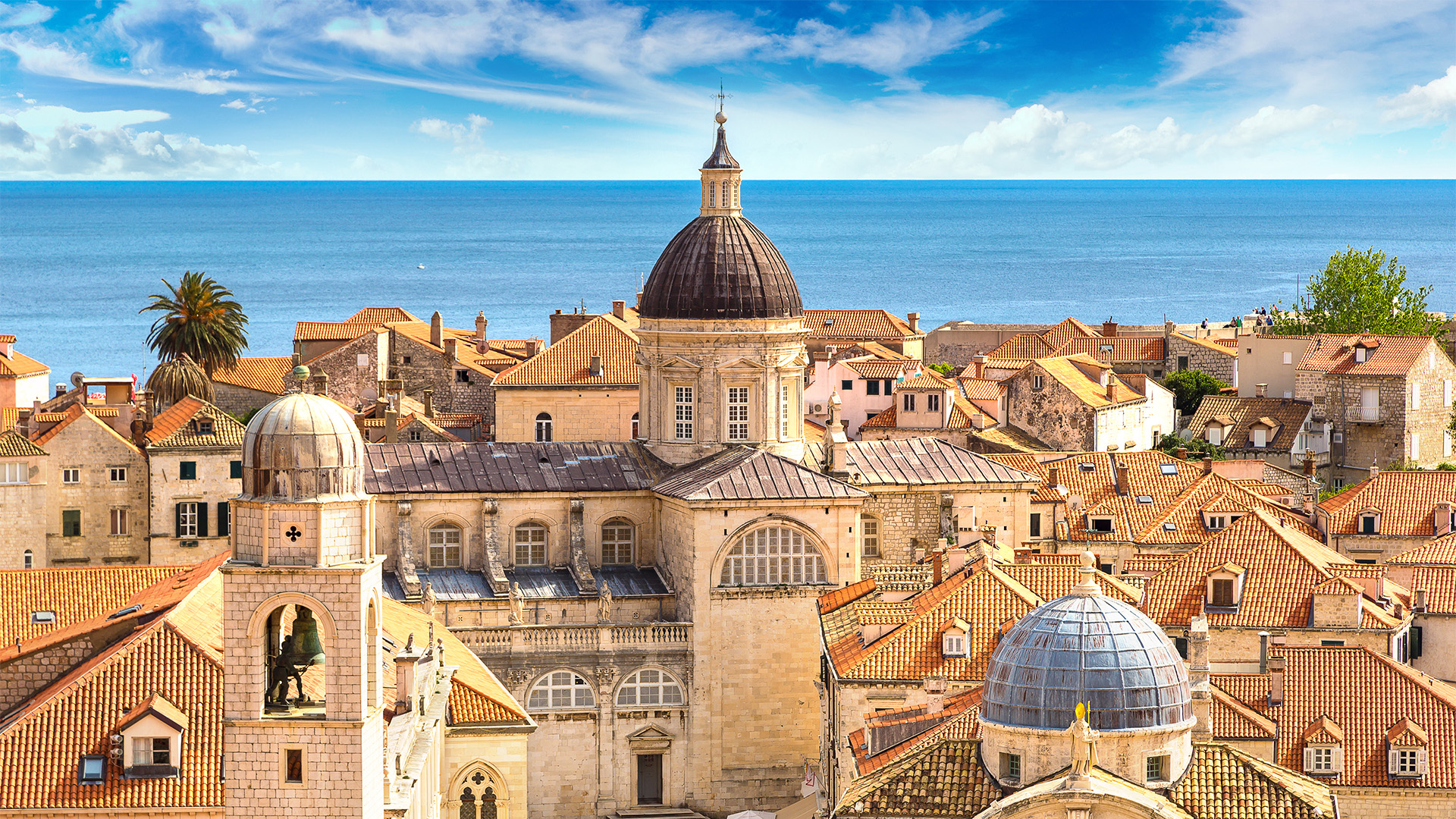 Uitzicht over Dubrovnik met op de achtergrond de zee