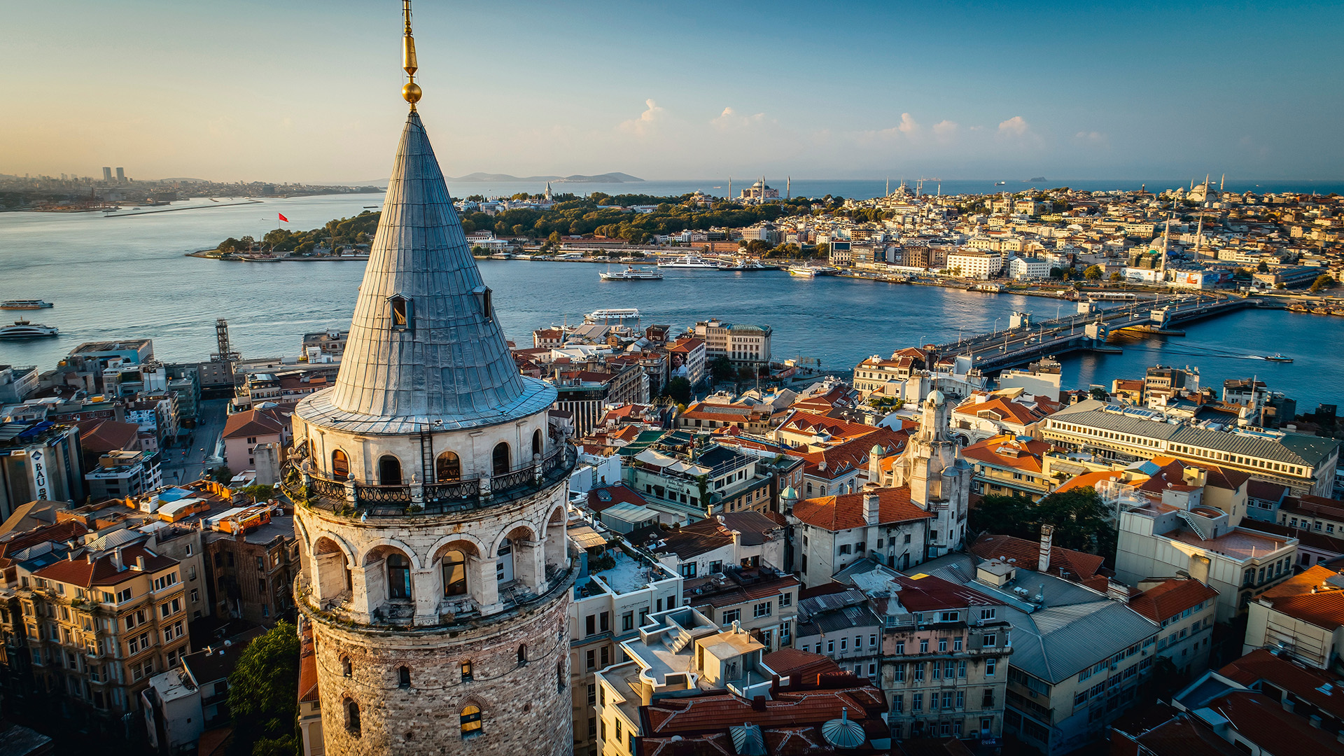 Galata Tower Istanbul met op de achtergrond de Bosporus